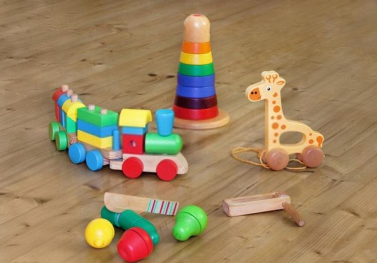 Zabawki dla dzieci jakie? Dlaczego warto wybierać drewniane zabawki?