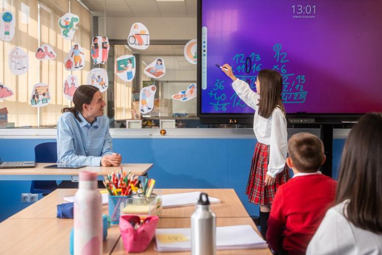 monitor interaktywny nowoczesne rozwiazanie dla edukacji.jpg
